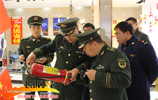 消防人員在對消防器材進(jìn)行檢查。王俊平供圖