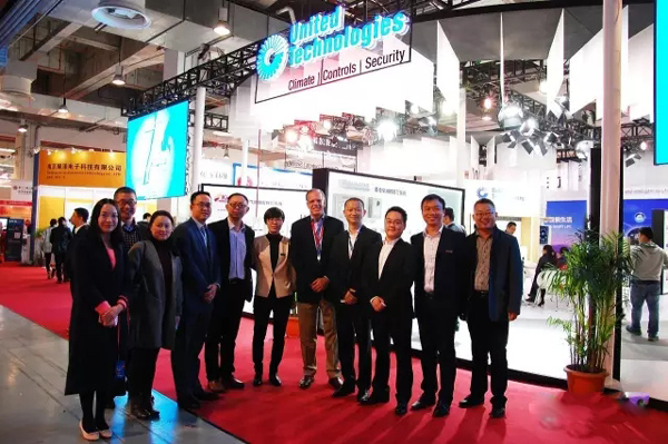 JimWard總裁（左七）潘葉青總經(jīng)理（左四）與產(chǎn)品市場管理團(tuán)隊(duì)成員合影  