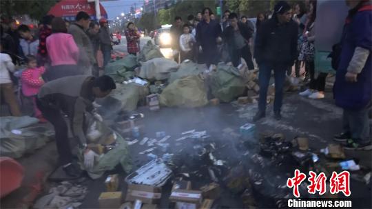 湖北一貨車起火千余件快遞基本報(bào)廢