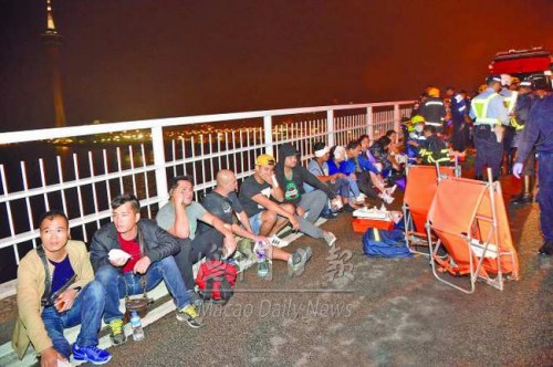 大量傷者坐在橋邊等待救援。（圖：《澳門日報(bào)》）