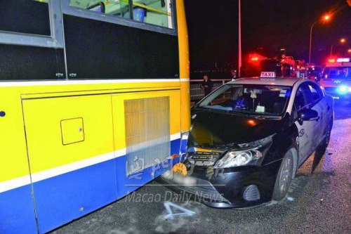 的士收掣不及撞上巴士尾。（圖：《澳門日報(bào)》）