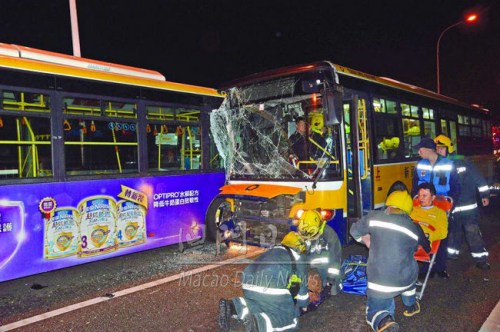 兩輛巴士對撼損毀，被困車廂的巴士司機(jī)由消防員救出。（圖：《澳門日報(bào)》）