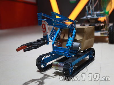 欽州學(xué)院藝術(shù)作品征集大賽 消防機器人驚艷亮相